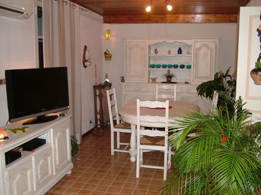 salle à manger relookée en blanc vieilli à Marseille 13